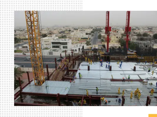 una obra en construcción en medio de una ciudad