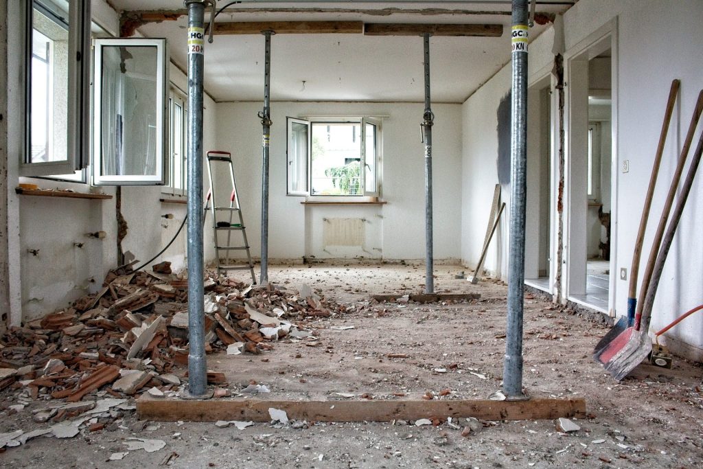 una habitación que tiene algunas herramientas