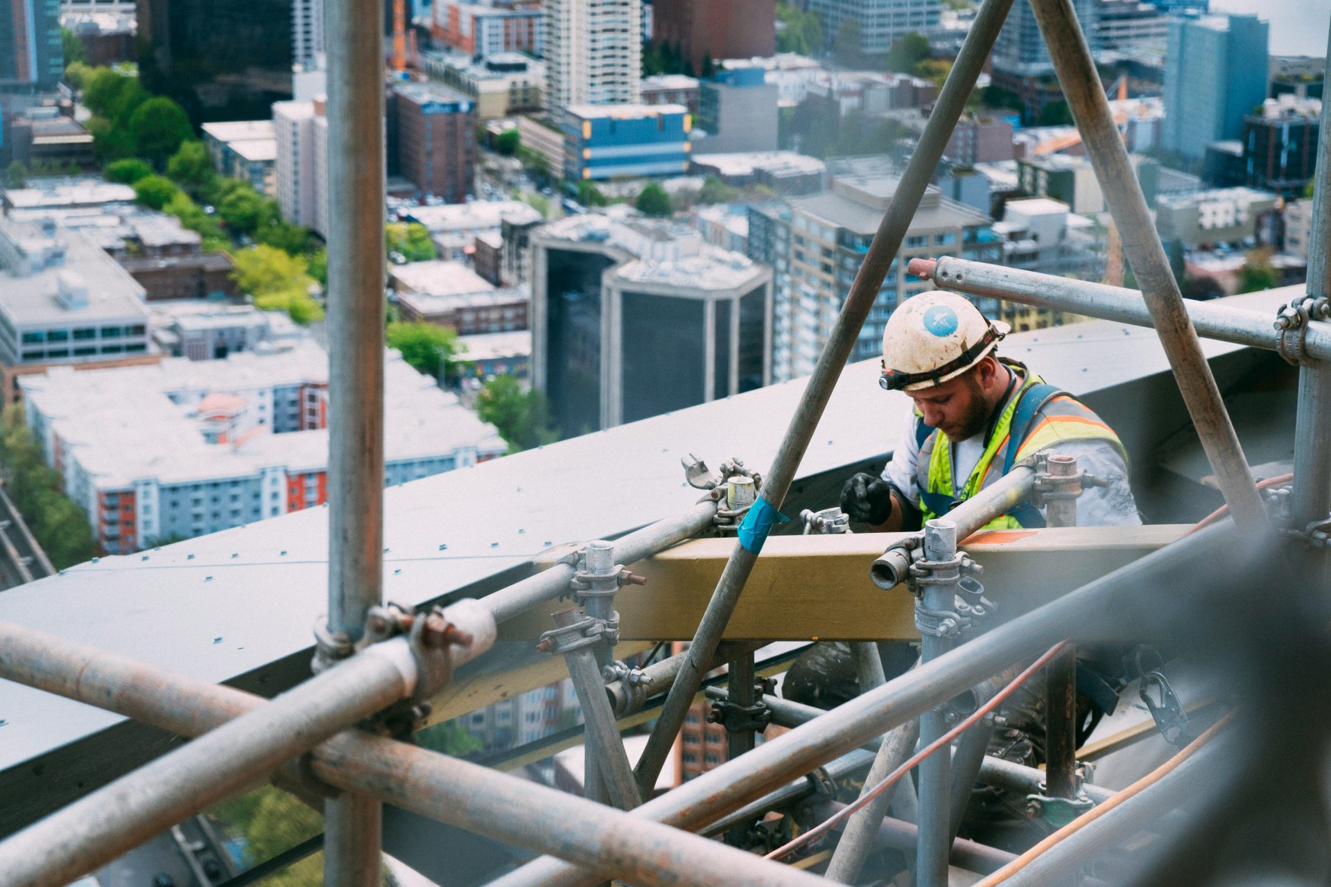 Hombre realizando trabajos de soldadura al aire libre.